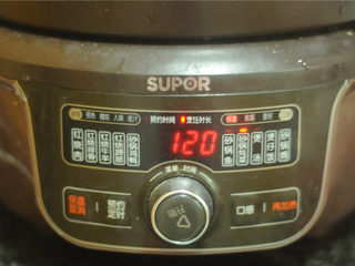 10、山药菌子排骨汤,设置好需要的时间，砂锅开始工作，我炖了一个半小时，口感刚刚好