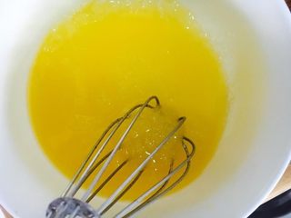 1、奶黄面包,黄油隔水融化加入细砂糖搅和均匀。