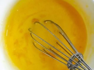 2、奶黄面包,加入鸡蛋液，搅和均匀。