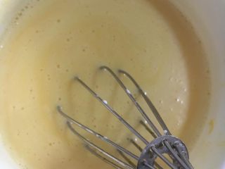 3、奶黄面包,再加入牛奶。搅拌。