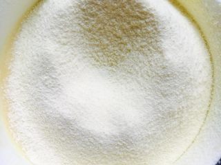 4、奶黄面包,筛入淀粉，奶粉，继续搅拌均匀。