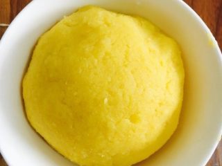 6、奶黄面包,水开后上锅蒸，转小火