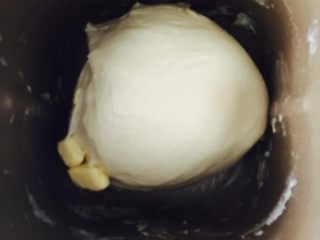 9、奶黄面包,加入黄油再次启动和面程序，揉至完全阶段。「还是启动了30分钟