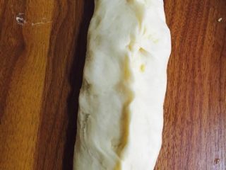16、奶黄面包,擀成扁平条状包入奶黄馅。