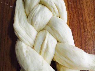 21、奶黄面包,把顶端稍稍捏紧收口，