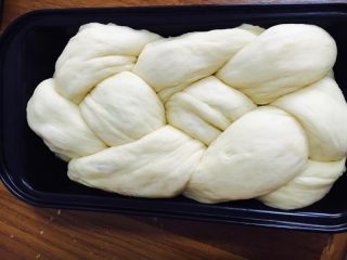 23、奶黄面包,两端往里对折放进土司盒。