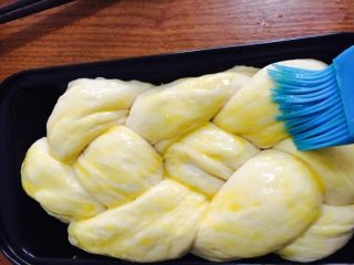 24、奶黄面包,表面刷上蛋液！180度烤箱预热五分钟，烤25分钟即可。