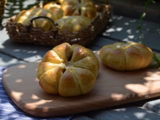 13、花朵豆沙面包,成品，松软，好吃，而且还美美的哦！