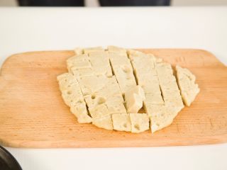 4、自制健康凉皮,面筋大火蒸熟，大约半小时，切块备用。