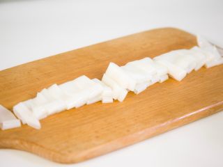 10、自制健康凉皮,几张凉皮卷起来，切块。