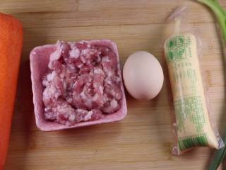 1、蒸豆腐的新吃法，口感嫩滑好吃爽口,首先将所有食材准备好，将猪肉剁成肉末备用。