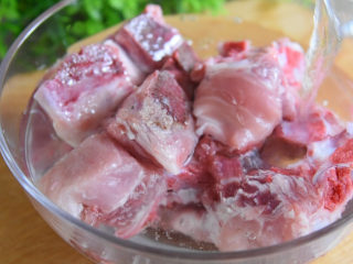 1、美味营养成功率高的一道家常汤品,小排用清水浸泡，泡去多余杂质、血丝