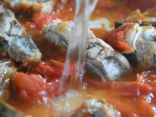 8、美味营养成功率高的一道家常汤品,将番茄炒软炒出汁水，再加清水没过小排