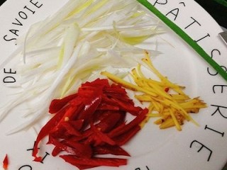 3、年年有鱼--清蒸海鲫鱼,准备好红椒，姜丝，大葱丝，葱