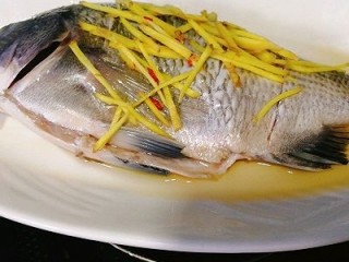 5、年年有鱼--清蒸海鲫鱼,大火蒸10分钟，七分熟差不多