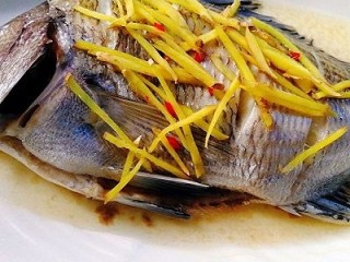 7、年年有鱼--清蒸海鲫鱼,蒸七分熟后取出