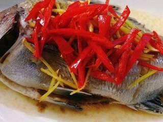 8、年年有鱼--清蒸海鲫鱼,铺上红椒