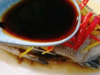 9、年年有鱼--清蒸海鲫鱼,取一勺蒸鱼豉油淋在鱼身上