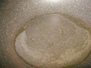 12、年年有鱼--清蒸海鲫鱼,锅里烧油