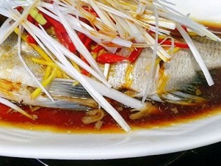 10、年年有鱼--清蒸海鲫鱼,铺上大葱丝后再淋一勺蒸鱼豉油，再次上锅蒸熟