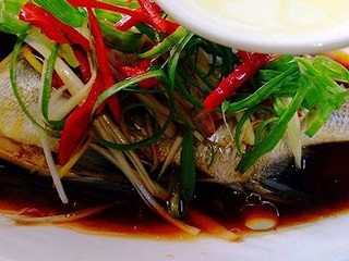 13、年年有鱼--清蒸海鲫鱼,趁热把油均匀淋在鱼身上即可上桌