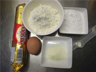 1、香酥不腻皇家曲奇,黄油 80克  细盐1克  香草精1/4小匙  糖粉50克  低筋面粉115克  奶粉5克  动物鲜奶油42克