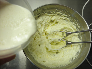 5、香酥不腻皇家曲奇,分两次加入动物鲜奶油，每加一次用中速搅打均匀后，再加入下一次