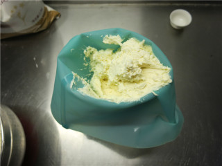 8、香酥不腻皇家曲奇,将裱花袋装上裱花嘴，再将其裱花袋套入一个高杯里，装入饼干面糊