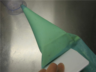 9、香酥不腻皇家曲奇,用刮板将面糊向花嘴方向前推