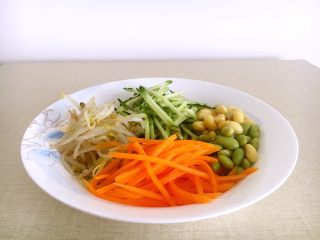 3、老天津卫三鲜打卤面,菜码，黄瓜切丝，胡萝卜切丝焯水，绿豆芽焯水，黄豆青豆煮熟。
