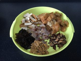 5、老天津卫三鲜打卤面,木耳撕小朵，黄花菜切寸段，香菇切片，海参切薄片，香干切片，面筋切核桃块大小。