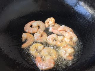 6、老天津卫三鲜打卤面,开大火置锅，锅里放约50g左右的油，油3成热时放入虾仁，当晃动锅时虾仁能在锅里滑动时翻炒几下，当虾仁颜色变粉立即盛出备用。