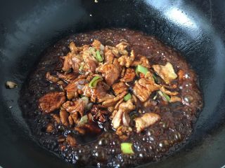 11、老天津卫三鲜打卤面,倒入生抽和老抽