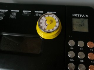 6、全麦土司面包,放在面包桶发酵