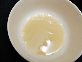 1、最爱包子+蔬菜肉包子,酵母粉，白糖用少量温水混合并激发。