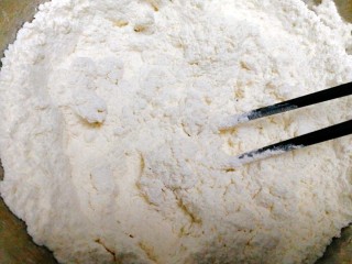 2、最爱包子+蔬菜肉包子,取中筋面粉，把酵母水边倒边搅拌均匀，再加适量清水，拌成絮状