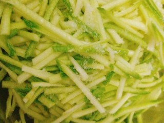 5、最爱包子+蔬菜肉包子,先把云南小瓜刨丝，放少许盐，腌制5~8分钟后，挤出水分备用，