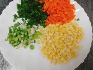 7、最爱包子+蔬菜肉包子,胡萝卜切丁，香葱切小，剥好玉米粒