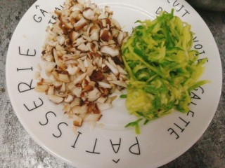 8、最爱包子+蔬菜肉包子,香菇和云南小瓜挤出水后备用