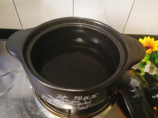 9、最爱包子+蔬菜肉包子,准备一口锅，加水并烧开