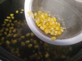 10、最爱包子+蔬菜肉包子,水开后加玉米煮1分钟即可