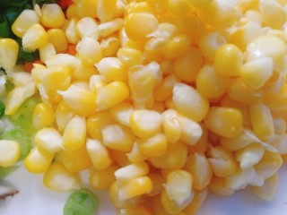 11、最爱包子+蔬菜肉包子,沥水，装盘。