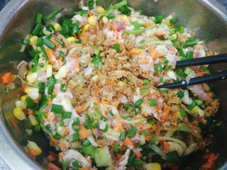 14、最爱包子+蔬菜肉包子,再加入玉米粒，葱头酥，葱花，再次搅拌均匀