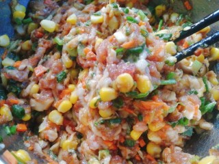 15、最爱包子+蔬菜肉包子,陆续加入，蚝油，生抽，五香粉，白糖，鸡精搅拌上劲