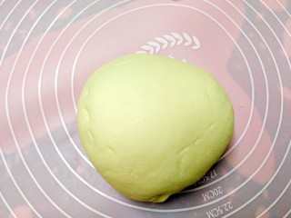 18、最爱包子+蔬菜肉包子,案板上撒点干粉，面团揉至排气