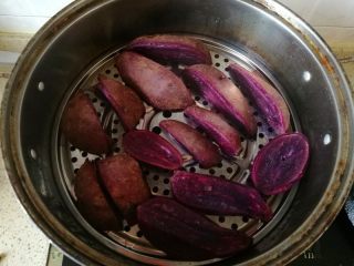 6、紫薯馅水晶饼,等待的时间准备紫薯馅。紫馅上蒸锅蒸熟