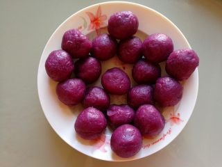 8、紫薯馅水晶饼,我没有放入锅中翻炒,这浓度可以成团了。加入白糖,少量调和油,用刮刀搅匀,戴上手套就可以搓成紫薯馅了。