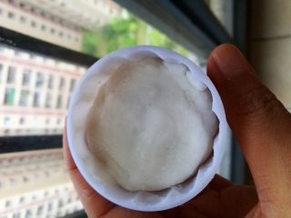 12、紫薯馅水晶饼,放入模具中。压实。