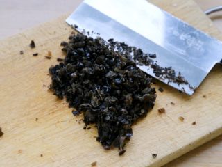 1、抱蛋煎饺,2.泡发木耳切成碎末。
