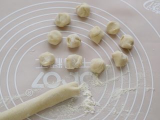 3、抱蛋煎饺,7.将醒好的面团搓条，揪成小剂子。
